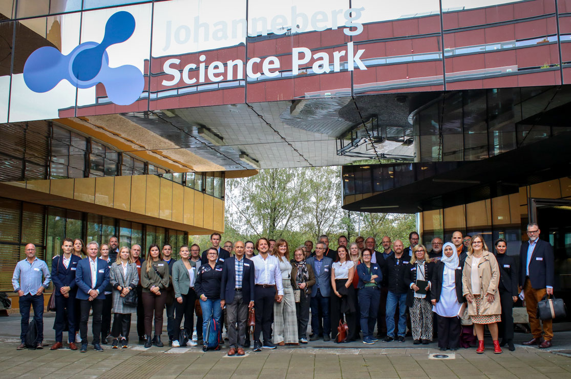 Gruppfoto av eventdeltagare utanför Johanneberg Science Park