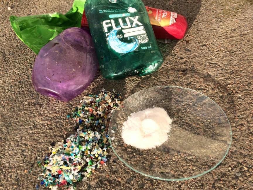 plast skräp på strand